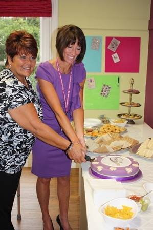 Marg Oaten and Nicky Guilfoyle cutting the Evolve cake (Marg_and_Nicky_cutting_cake.jpg)